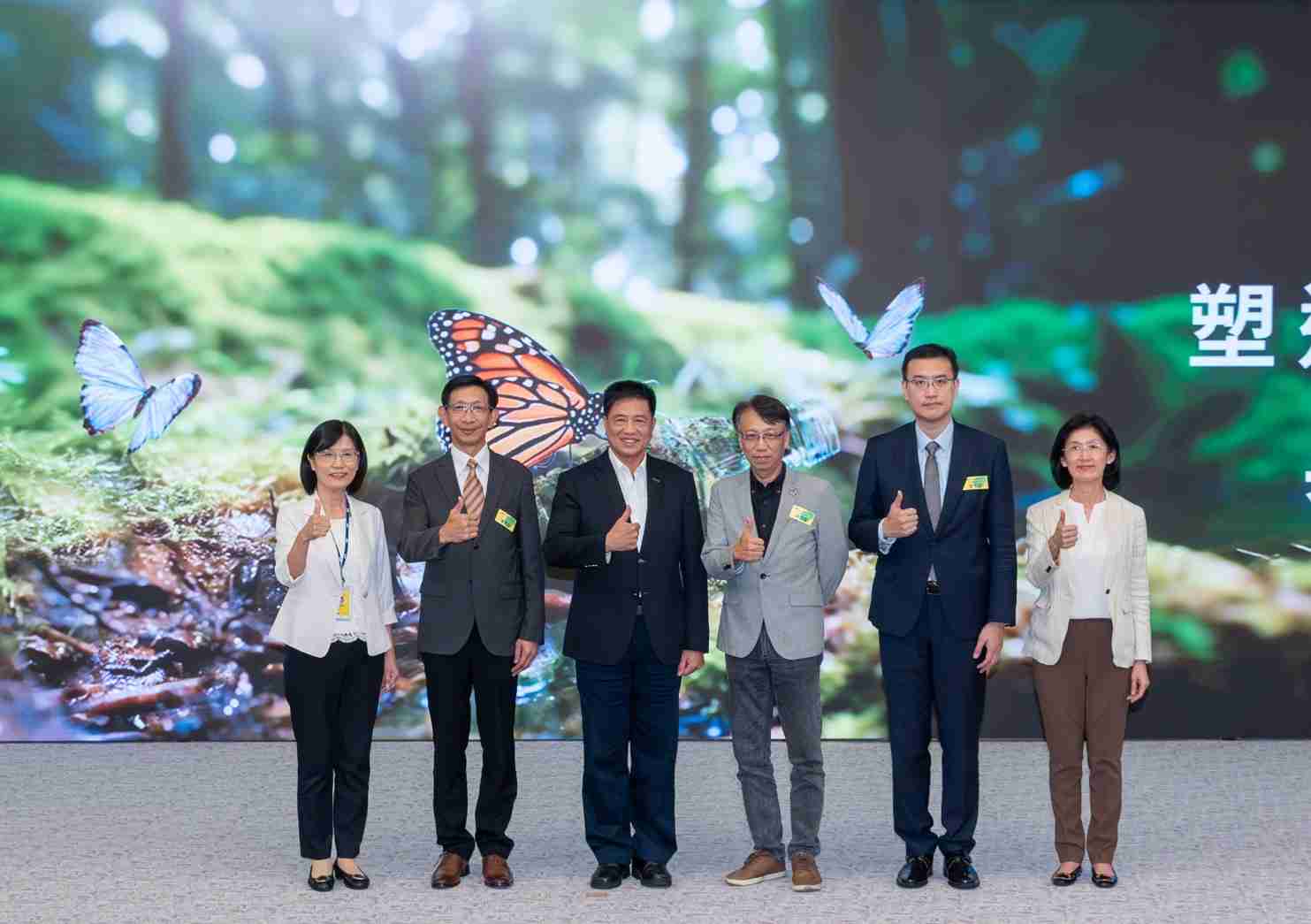 友達2023 CSR共榮大會，，，邀請領域專家分享交流生物多樣性管理趨勢、、無塑產品、、海廢永續塑料等議題  （圖左到右：友達光電永續長古秀華、、、、3M台灣技術長陳君杰、、、友達光電董事長暨集團策略長彭双浪、、、、光寶科技企業永續發展處處長陳慶暉、、、、安永聯合會計師事務所執業會計師曾于哲、、友達光電供應鏈總部副總經理吳宜芳）