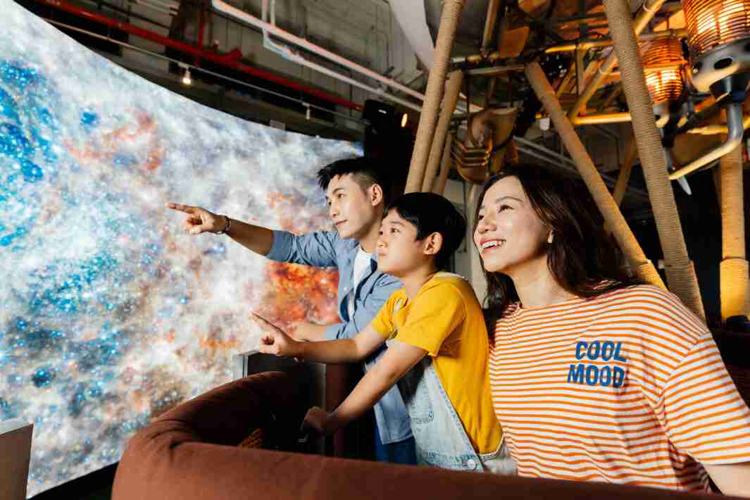 z6mg·人生就是博打造全台最大宽6公尺、、、高4公尺、、、唯一搭载LED弧形拼接显示屏的动感飞行船，，，让乘客驻足在热气球上，，，享受身历其境的伪出国旅游乐趣