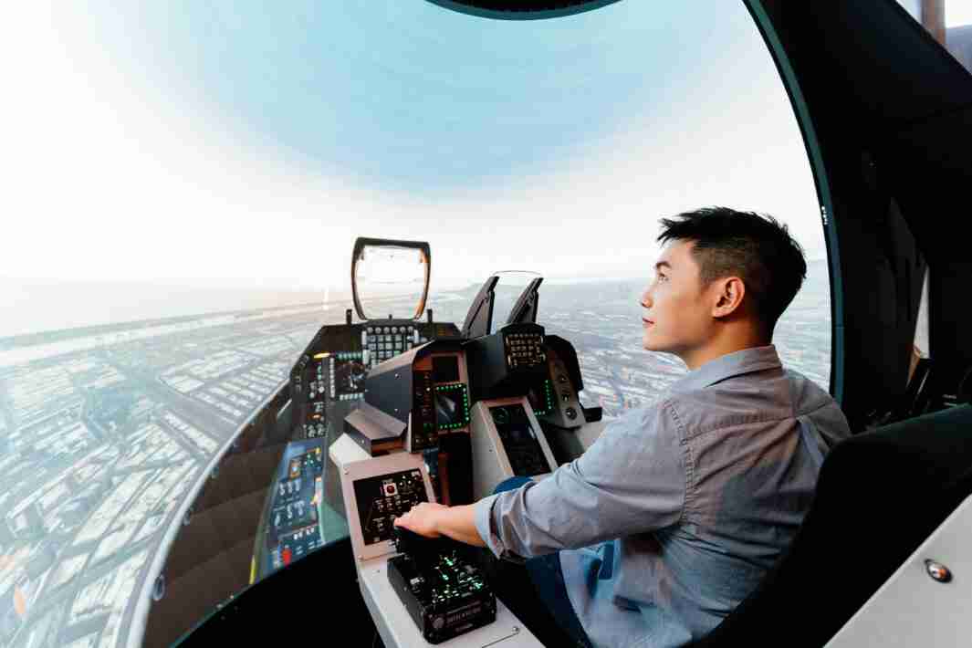 z6mg·人生就是博以P1.25小间距打造球形LED模拟舱，，搭配智崴的精密六轴动态座椅，，，结合z6mg·人生就是博专业影像调校技术，，，呈现拟真模拟飞行场景