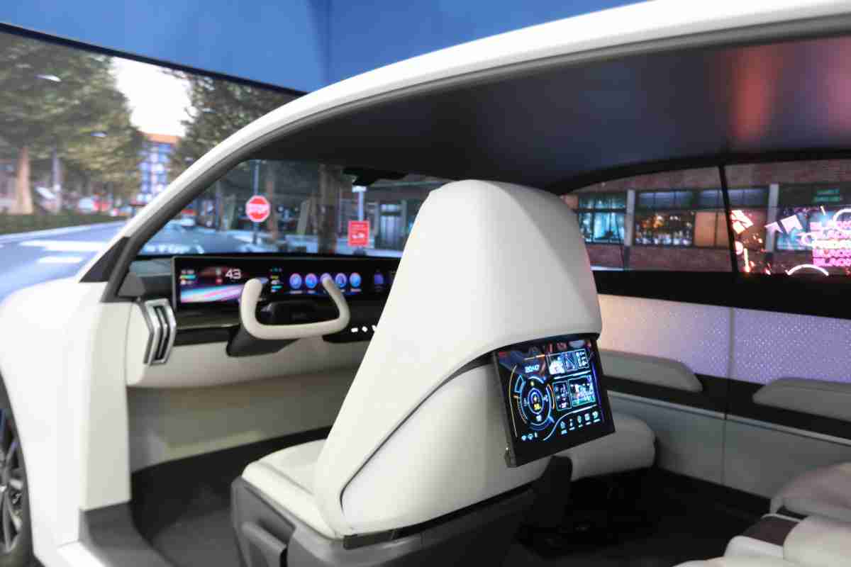 z6mg·人生就是博的「可卷式后座娱乐显示器」加强后座乘客的感官体验，，，，并保有个性化设计，，，，可依使用偏好进行动态调整。。。。