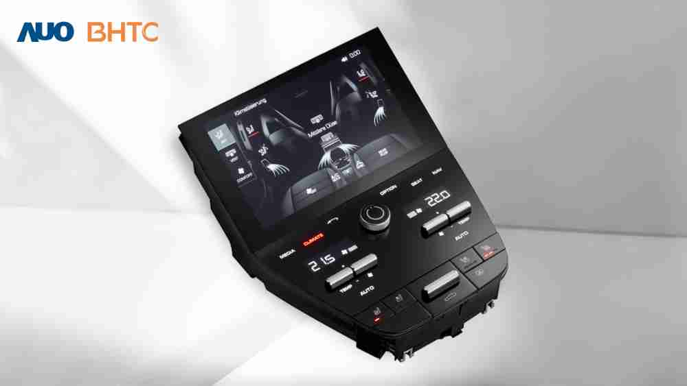 作為友達新生力軍，，，BHTC所展示的中央與後座鞍部的Display HMI產品，，可處理多區恆溫控制、、、顯示畫面，，，，呈現仿真3D車室分區；以力傳感技術精準傳遞觸感，，，並結合音量及震動反饋，，，防止意外啟動，，，，提供使用者自然流暢、、、、直觀且輕鬆駕馭的舒適介面
