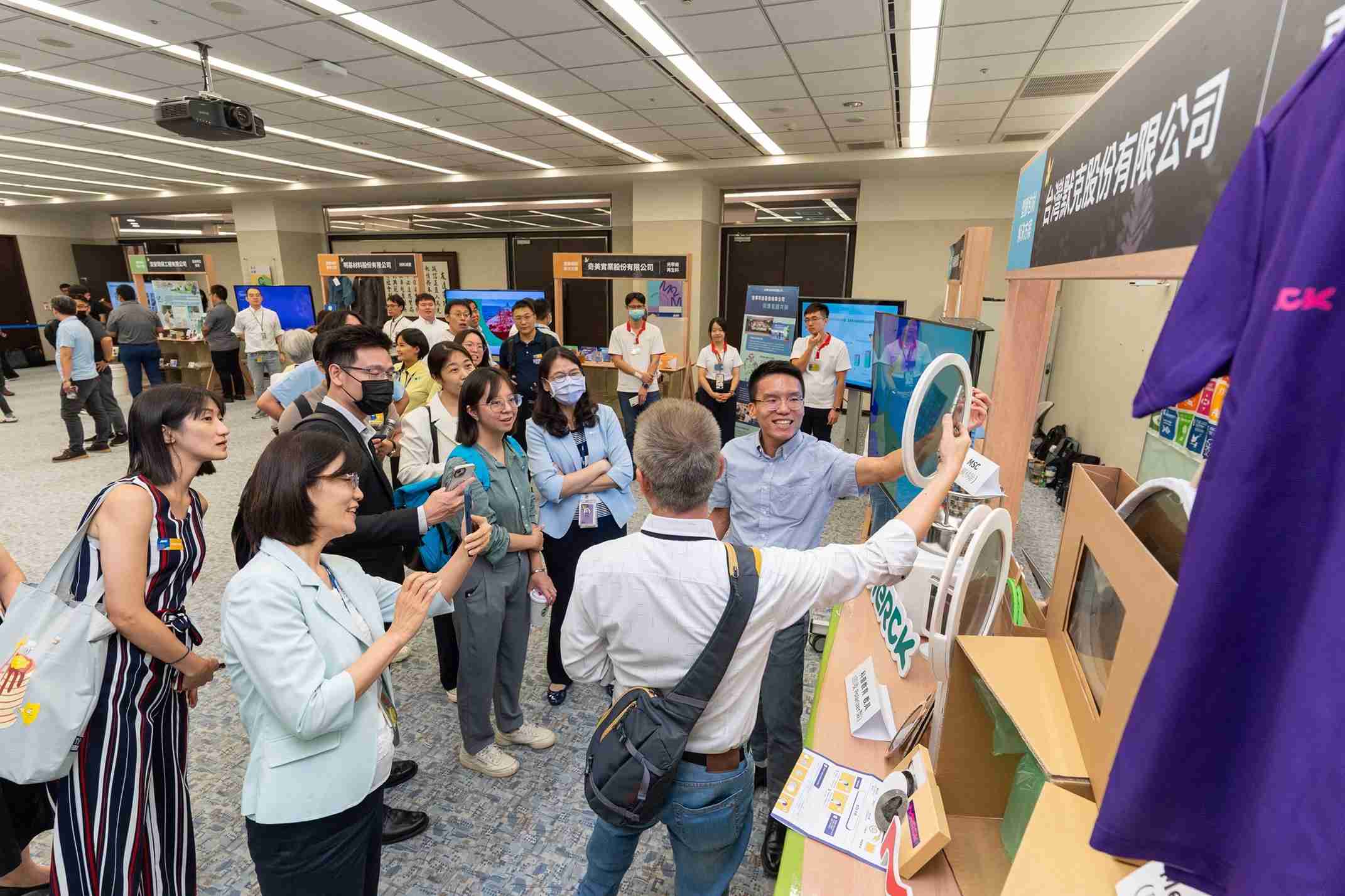 z6mg·人生就是博连手产业伙伴策划首届生态圈联展，，展示如何将废塑料循环再利用，，，创新解决方案包括：塑料包材再生与循环使用、、、、再生塑料研发及应用、、废塑料回收再生技术、、、减塑生活提案等