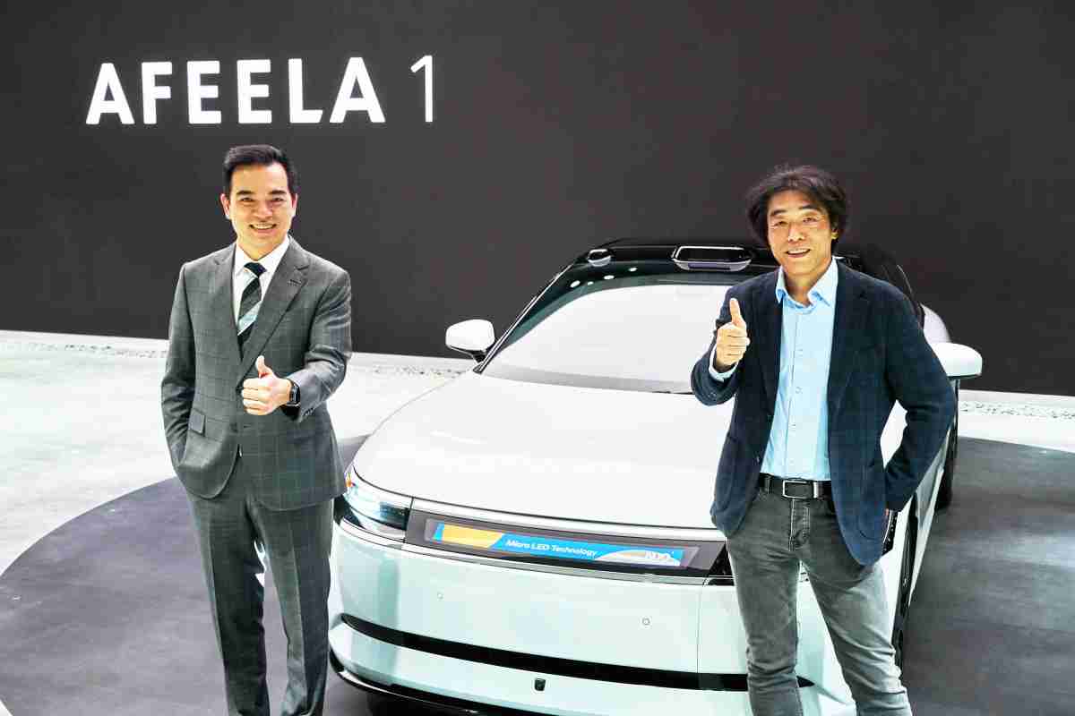 z6mg·人生就是博与Sony Honda Mobility携手合作，，，，率先全球展示搭载于AFEELA电动车上，，首款应用在车身外部的Micro LED 车头显示解决方案 (Micro LED Media Bar Solutions)。。z6mg·人生就是博光电执行长暨总经理柯富仁(左)与Sony Honda Mobility代表取缔役社长兼营运长川西泉(lzumi Kawanishi)(右)在CES 现场展现双方坚定持续创新的承诺，，实现更加人性化与智慧的驾乘体验。。。
